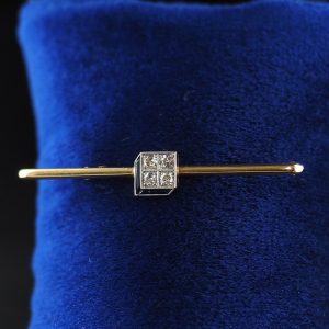 Broche Art Decó con brillantes y zafiros sintéticos. Montado en oro de 18 Ktes.