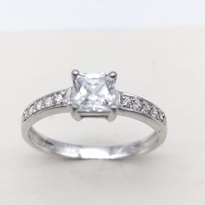 Sortija/Solitario en oro blanco de 18 ktes Ref 5540/B