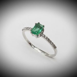 Sortija con Esmeralda en oro blanco de 18 kilates  Ref 9012AE