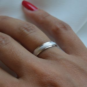 Alianza en oro blanco de 18 ktes  Ref 115B