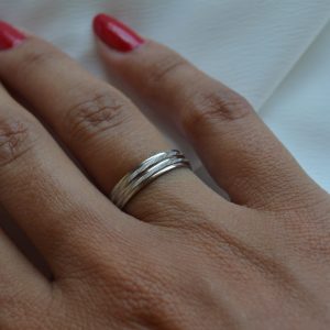 Alianza en oro blanco de 18 ktes  Ref 102B