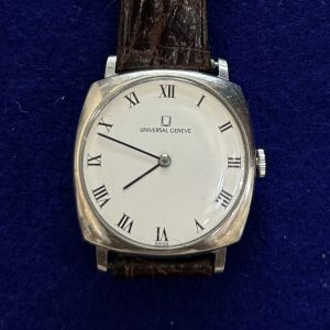 RELOJ  UNIVERSAL GENEVE DE CUERDA, EN ACERO Y CORREA DE PIEL. AÑOS 60