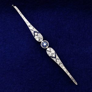 Broche con zafiro central 0,50cts y brillantes 1,15cts montado en oro blanco de ley 18 kts