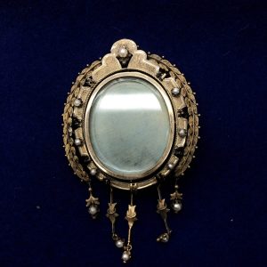 Broche con guardapelo de época isabelina con perlas aljófares en oro de ley 14 kts