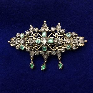 Broche con  diamantes y esmeraldas montado en oro amarillo de ley 18kts