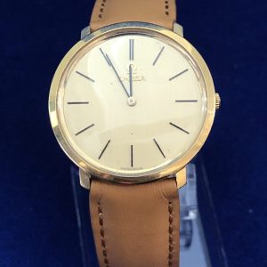 RELOJ OMEGA AUTOMÁTICO, EN ORO AMARILLO DE LEY 18KTS Y  ESFERA DORADA. PULSERA DE PIEL CAMEL