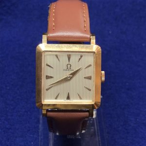 Reloj Omega Tank vintage con esfera texturizada, realizado en oro de ley 18 kts, con mecanismo de cuerda y correa original de piel genuina