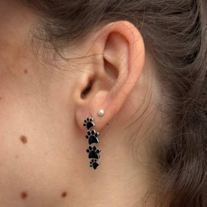 Pendientes colgantes de plata con cuatro huellas negras.