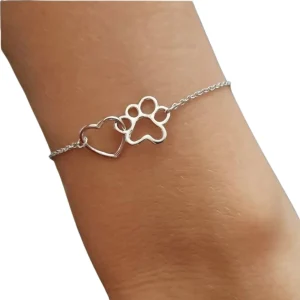 Pulsera de plata con huella de perro o gato y corazón.