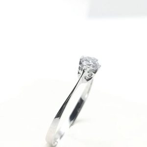 Solitario en oro blanco de 18 kilates  Ref 515/B