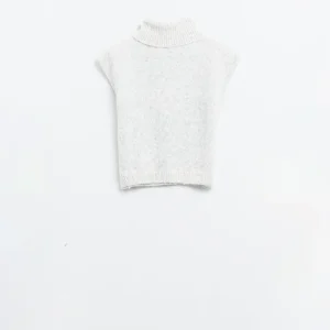 Acogedor jersey sin mangas de cuello alto en gris