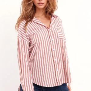 Blusa blanca oversize con rayas verticales en rosa y bolsillo en el pecho