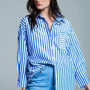 Blusa blanca oversize con rayas verticales en azul y bolsillo en el pecho