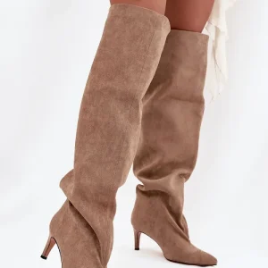 Botas Altas "Slouchy" de Antelina Beige - Tacón Fino 7cm y Punta Afilada