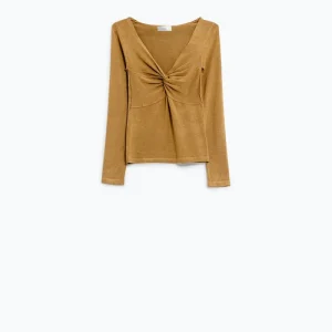 Camisa Beige de manga larga con detalle de nudo y cuello de pico