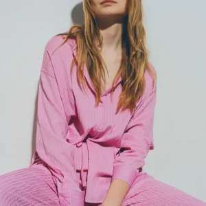 Camisa suelta texturizada en rosa