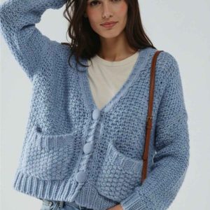 Chaqueta oversize de punto grueso azul claro con bolsillos