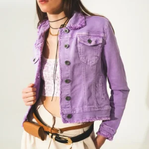 Chaqueta vaquera lila con bordes sin rematar
