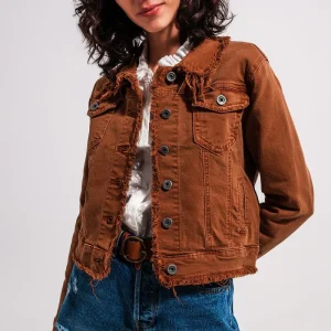 Chaqueta vaquera marron con bordes sin rematar