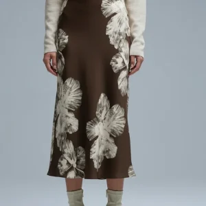 Falda midi de satén floral marrón en satén