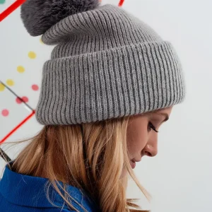 Gorro gris de punto con pompón