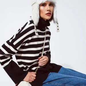 Jersey negro oversize de cuello alto con rayas blancas y aberturas laterales