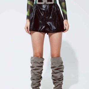 Pantalones cortos de cuero de talle alto en negro