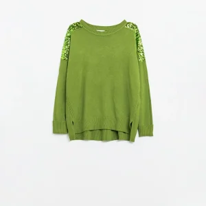 Suéter verde de manga larga con lentejuelas en los hombros