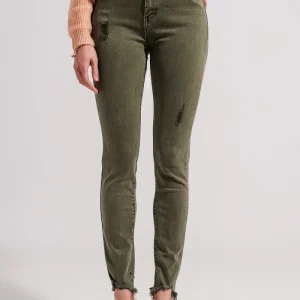 Vaqueros pitillo verdes con diseño rasgado